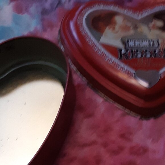 2001 Hershey's Kisses Heart Shape Cannister Tin 4" Preowned Valentines Day - Picture 12 of 15
